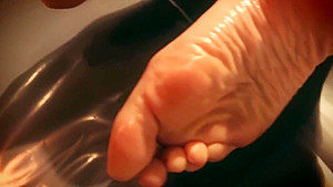 Ariel Anderssen Oily Feet
