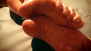 Ariel Anderssen Oily Feet