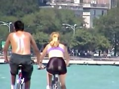 Awesome firm booty of the sexy bicycle rider on candid cam 06r
