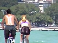 Awesome firm booty of the sexy bicycle rider on candid cam 06r