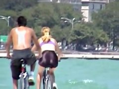 Awesome firm booty of the sexy bicycle rider on candid cam 06r