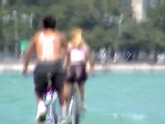 Awesome firm booty of the sexy bicycle rider on candid cam 06r