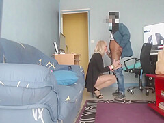 Bimbo Gros Nichons Suce Un Coursier 6 Min