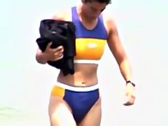 Candid bikini is worn by the amateur fem on the beach 07o