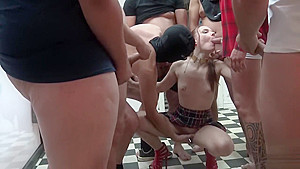 Cathy Crown - Bukkake er creampie gang bang avec 8 hommes