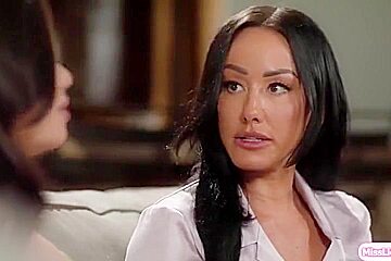 Jennifer White, Big T And Scarlett Alexis - Stepmom Fucks Stepdaughter With Strap On 3