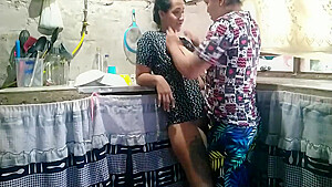 Latina Cachonda Engana A Su Esposo Con Su Propia Hermanastra, Teniendo Sexo En La Cocina 11 Min