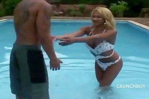 Lorena Smith In Straight Muscle Fucked By Blonde Transexuel In The Swimming