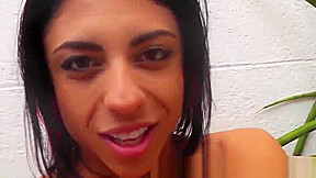 Morena greluda pagando boquete
