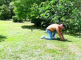 Real seductive, the Toulouse Alicia is cleared by the gardener!