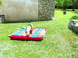 Real seductive, the Toulouse Alicia is cleared by the gardener!