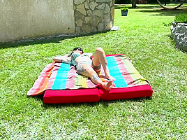 Real seductive, the Toulouse Alicia is cleared by the gardener!