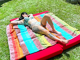 Real seductive, the Toulouse Alicia is cleared by the gardener!