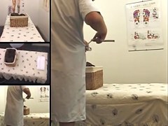 Soft cuddly Asian babe gets a erotic massage