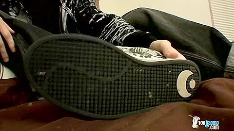 Sweaty Feet Get Sticky With Jizz - Blinx