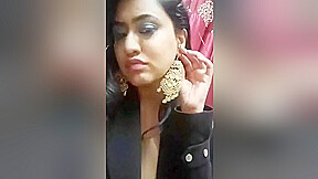 Today Exclusive- Sexy Bhabhi Showing Her Boobs