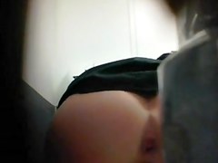 Toilet filmed a sexy vixen peeing