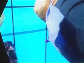 debaixo da saia calcinha toda enfiada no cu